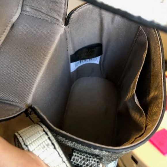 NWT VINCE CAMUTO Pema Crossbody Snake Hard Case Retro Camera Bag - Picture 4 of 5